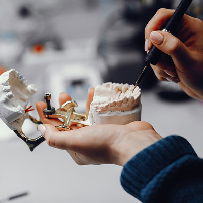 Prothèse dentaire pour remplacer des dents manquantes à Namur